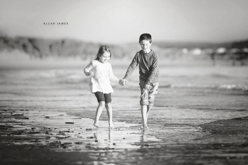 Children-playing-at-Porthcawl-Bridgend-Outdoor-Location-photographer