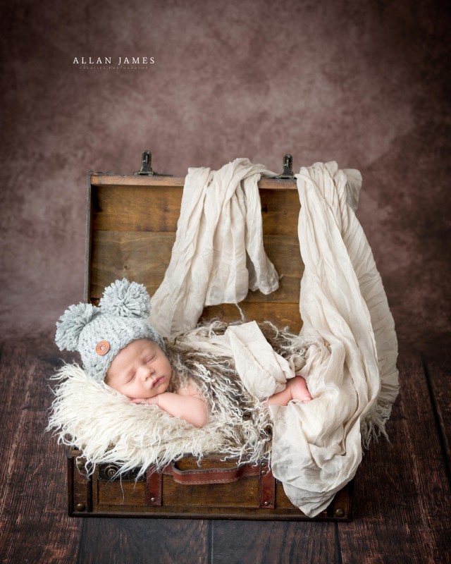 Newborn-baby-photographer-Bridgend-Cardiff-Swansea-Cowbridge-Llantrisant-Newport-Neath-Port-Talbot