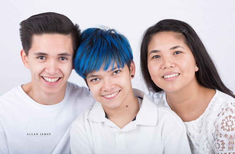 Siblings-group-shot-photographer-bridgend-porthcawl.Swansea-Cowbridge-Cardiff-jpg